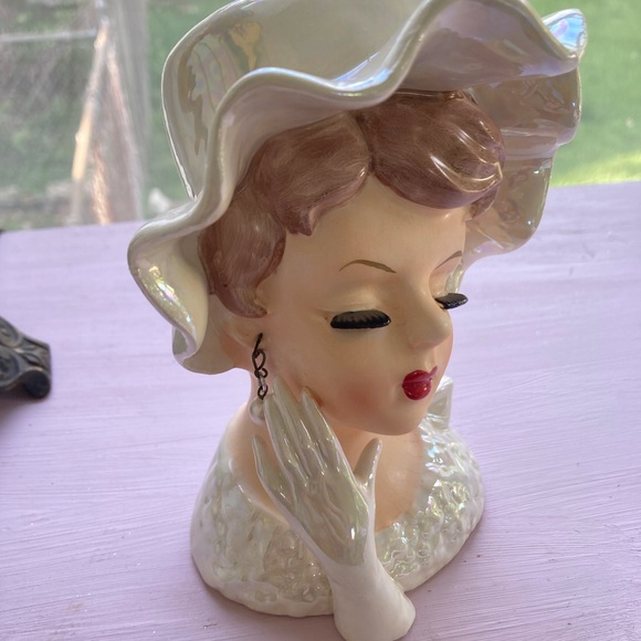 Elegant Vintage Lady Head Vase with Hat - Picture 4 of 10